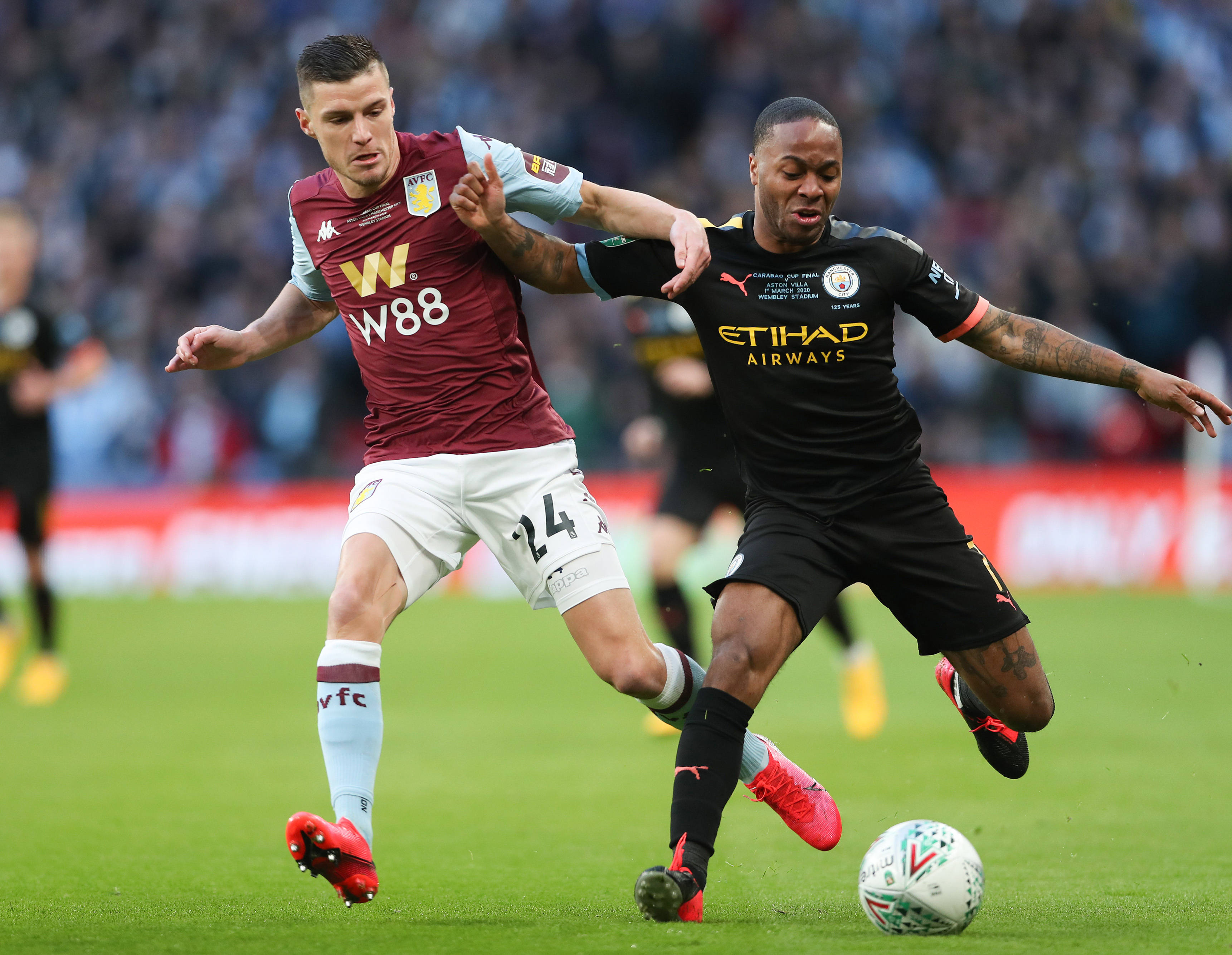 太阳报：里奇的主持人女友亮相米兰德比，透视装造型引发热议（太阳报：里奇主持人女友现身米兰德比，透视穿搭惹热议）