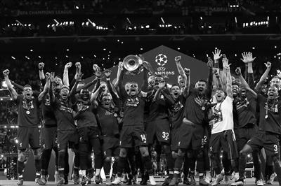 一场0-1爆出大冷门，意甲领头羊倒下，惨遭淘汰，萨里神换人（0-1爆冷！意甲领头羊出局，萨里妙手换人奏效）