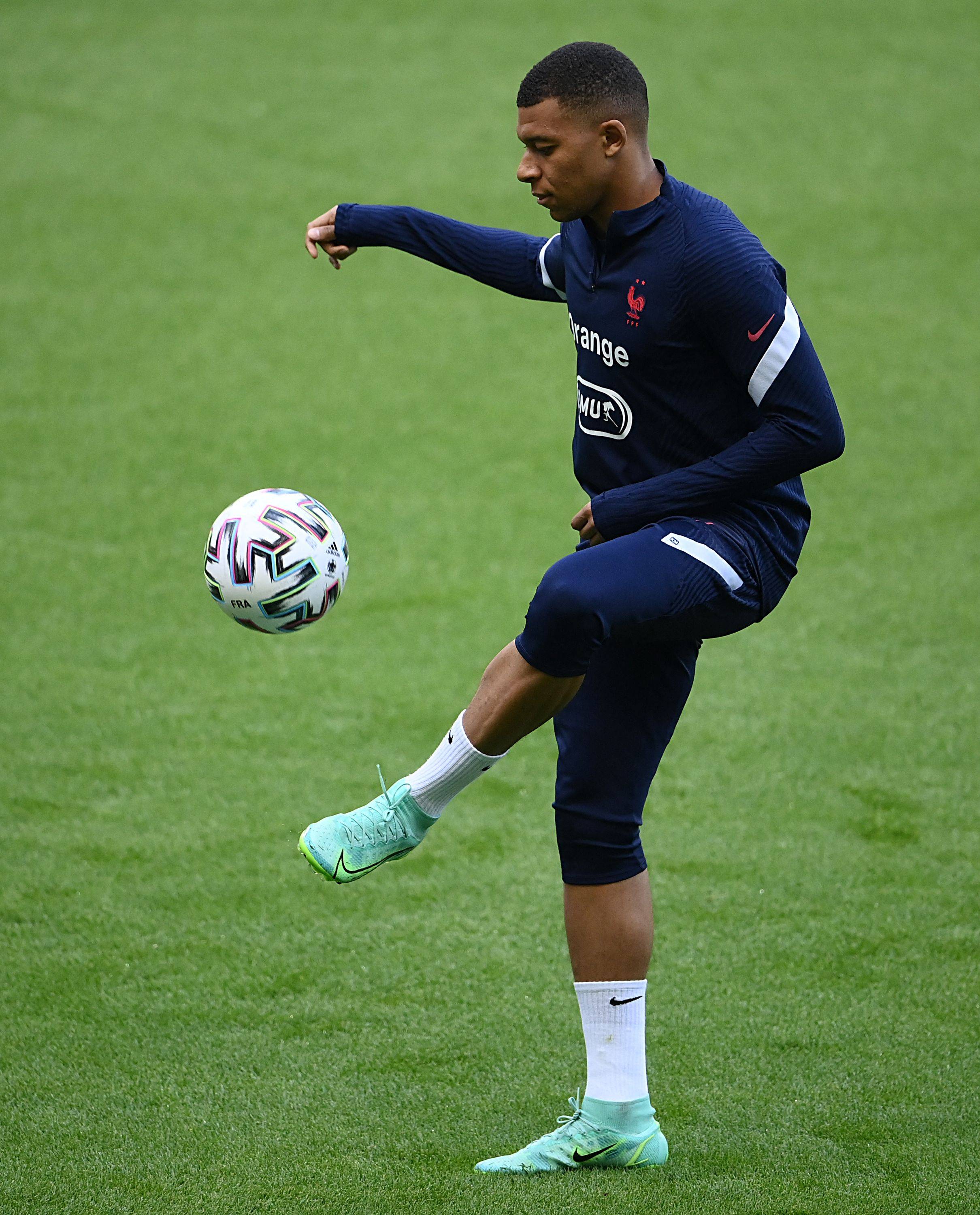 阿斯：拉菲尼亚因为肌肉不适缺战贝蒂斯，他能出战下场欧冠（阿斯：拉菲尼亚因肌肉不适无缘战贝蒂斯，预计可出战下一场欧冠）