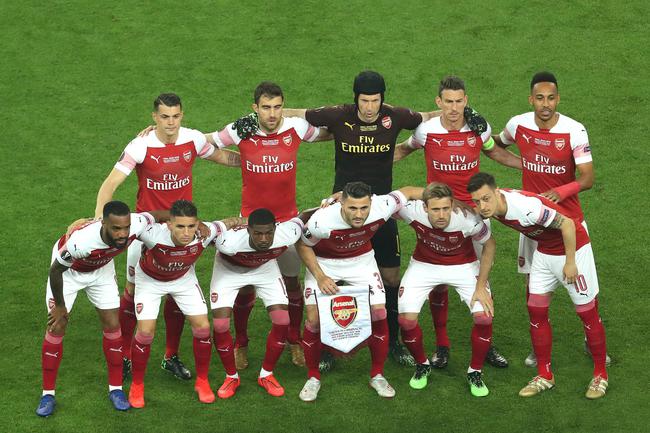 上海海港实现中超三连冠，为中国顶级联赛历史第三队（上海海港斩获中超三连冠，成为中国顶级联赛史上第三支达此成就的球队）