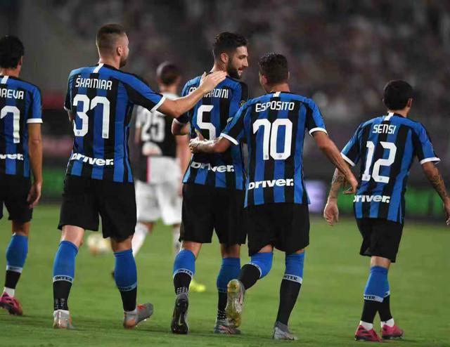 张镇麟：新赛季加盟上海从点滴做起，希望和弗格为球队做贡献（张镇麟：新赛季加盟上海，脚踏实地起步，盼与弗格携手助力球队）