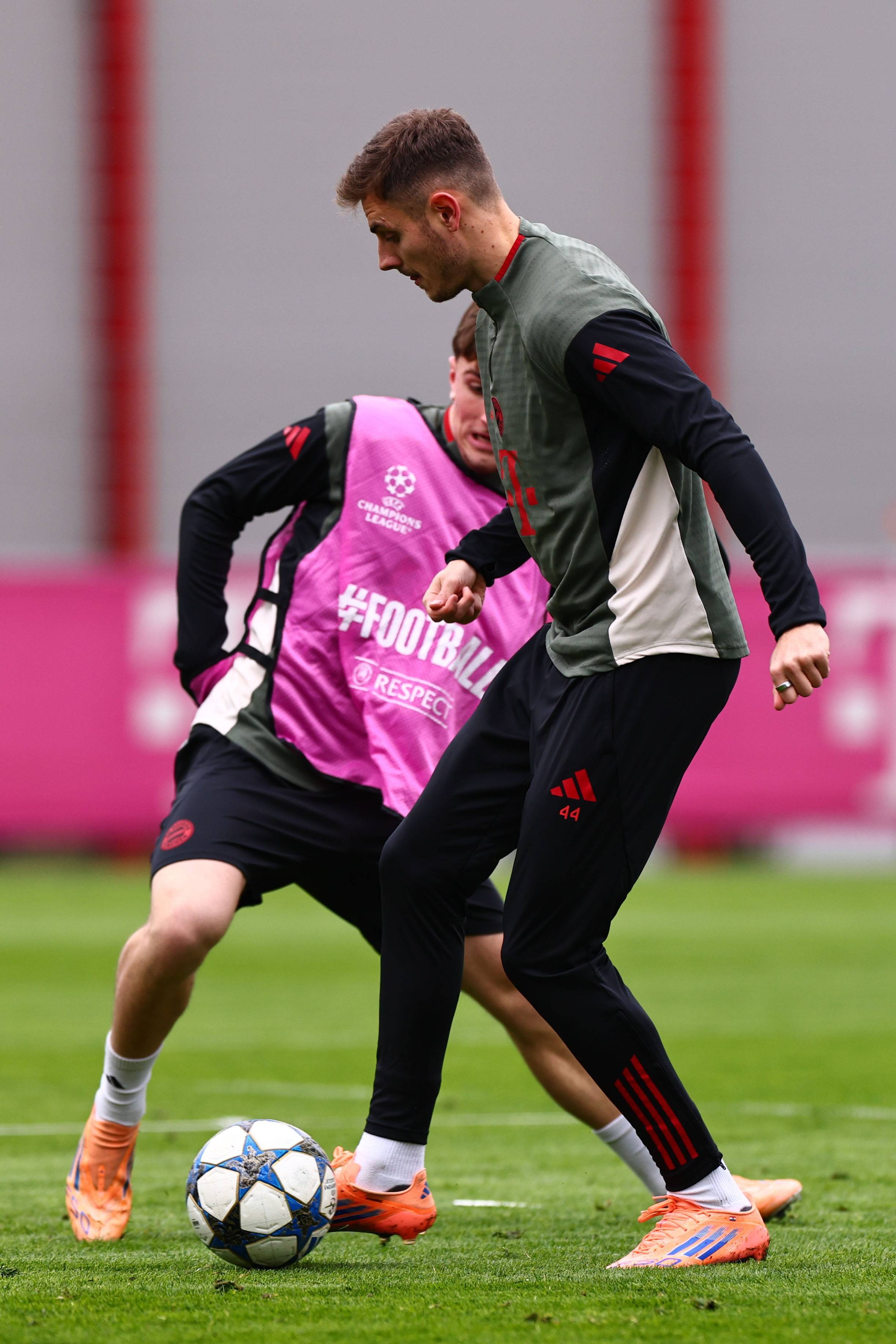 NBA常规赛战报：湖人客场险胜太阳,（NBA常规赛：湖人客场惊险击败太阳）