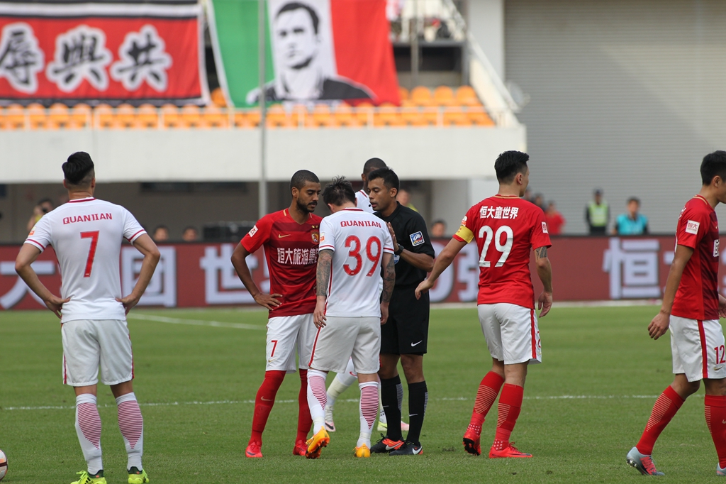 默特萨克：图赫尔敢于挑战超级球星，英格兰人还不习惯这种教练（默特萨克：图赫尔敢直面巨星，英格兰人尚未习惯这种主帅）