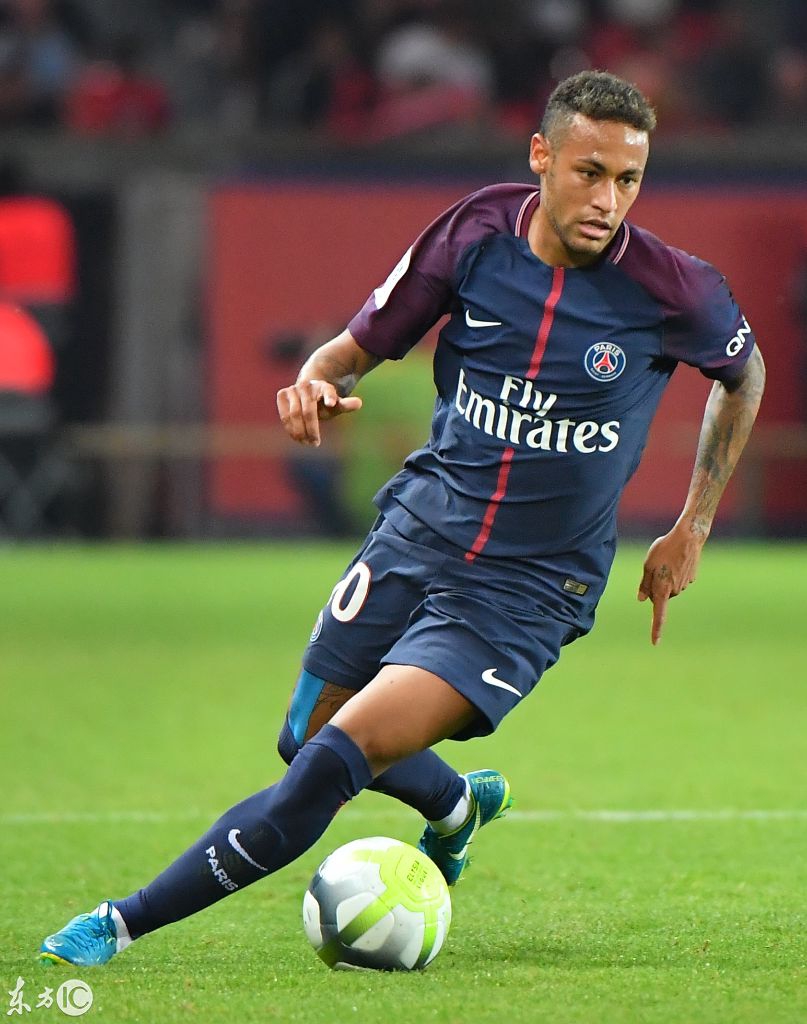 姆巴佩双响+库尔图瓦神扑！皇马客场群星闪耀，多名主力带伤出战（姆巴佩梅开二度，库尔图瓦高接低挡！皇马客场群星发光，多名主力带伤登场）