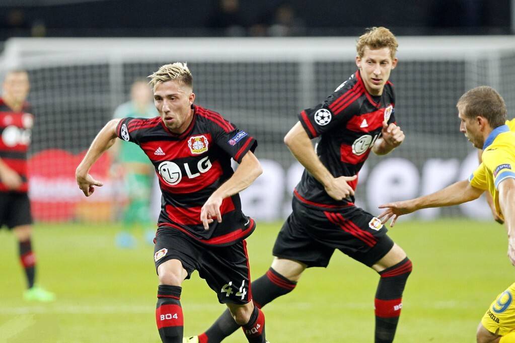 曼联追逐塞梅尼奥：加纳前锋是否准备好迈出下一步？（曼联有意塞梅尼奥：加纳前锋是否已准备迈向更高台阶？）